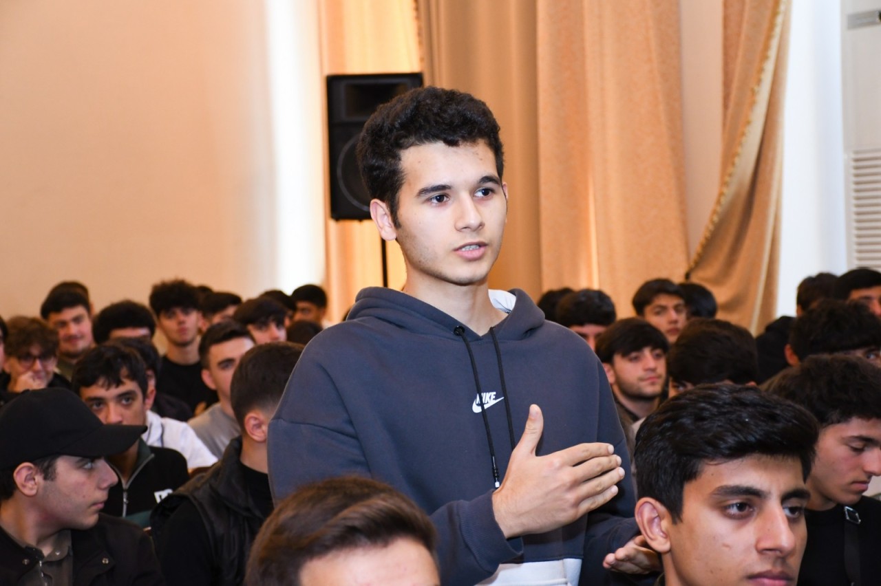 ADAU-nun rektoru I kurs tələbələrinin fikir və təkliflərini dinləyib - FOTOLAR